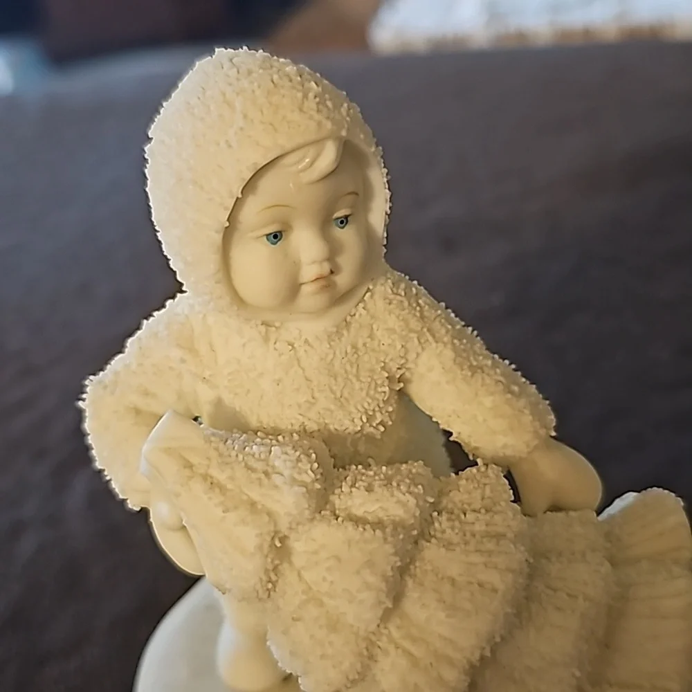 Dept 56 Snowbabies “I'll Put Up The Christmas Tree" - Picture 2 of 6